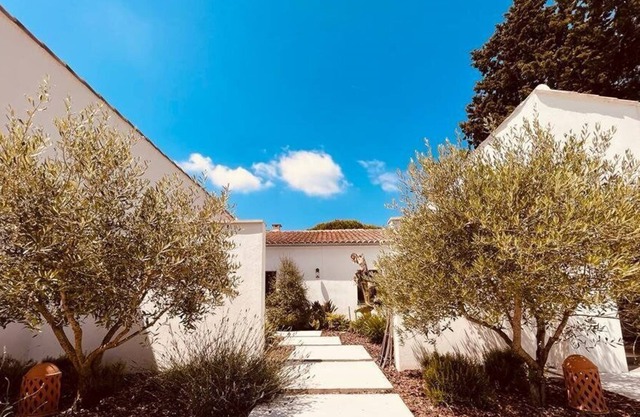 Contemporary farmhouse in the heart of the Camargue Aigues Mortes