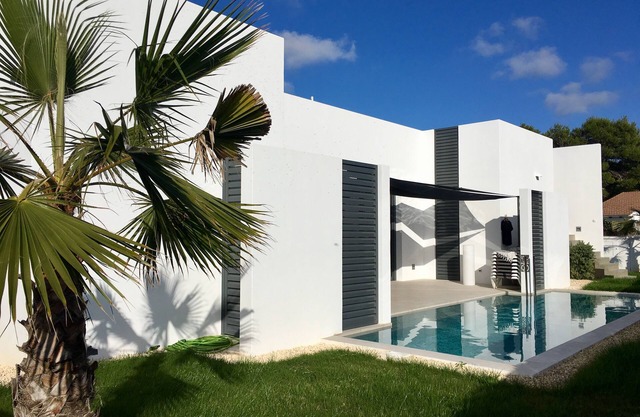 CONTEMPORARY VILLA IN QUIET LOCATION WITH PRIVATE POOL AND GARDEN