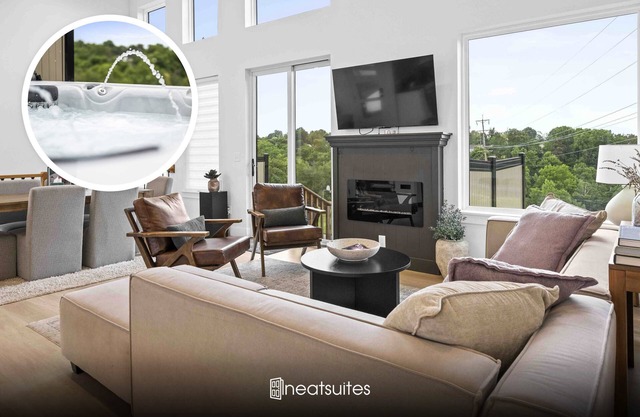 Contemporary Cottage - Hot Tub, Near Ark!