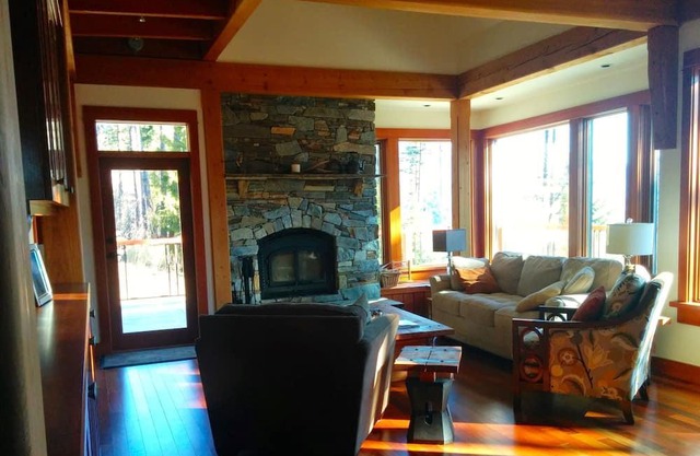 Contemporary Country Home. Incredible Mountain Views. Peaceful Location.