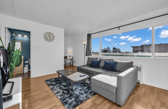 Contemporary one-bed condo conveniently located near YVR & downtown Vancouver.