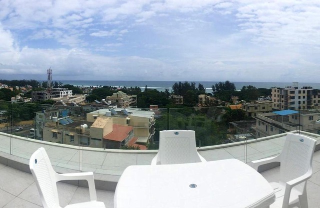 Contemporary Seaview Apartment in Flic en Flac + pool