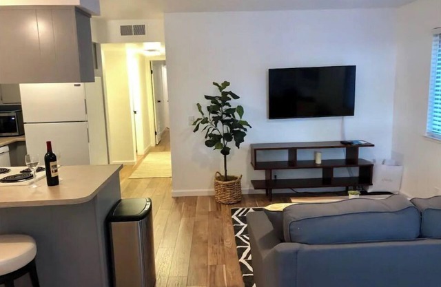 Contemporary Suite in the Heart of Downtown Chico