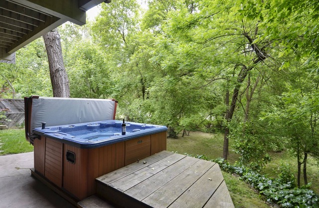 Contente! Great for Groups and Families! Hot Tub, Game Room, Huge Yard and More!