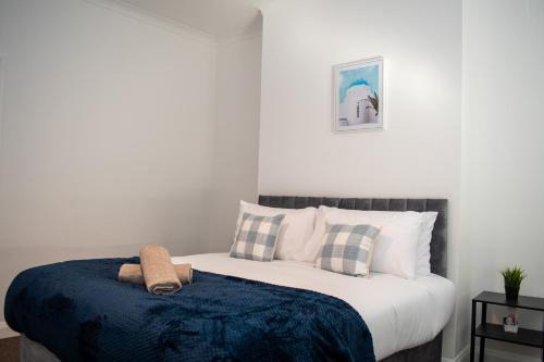 Contractor and Relocation Haven Sleeps 10 with Parking and Superfast WiFi