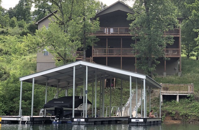 CONVENIENCE! Steps away to a private dock & 5 miles to a marina/grocery/hwy!