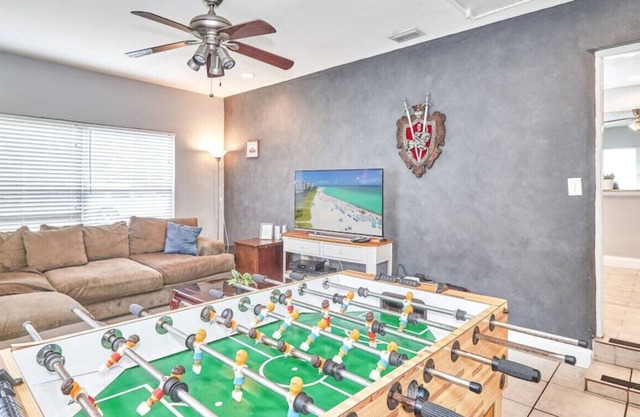 Convenient 3br w/ kitchen Game Room, Fenced Yard!