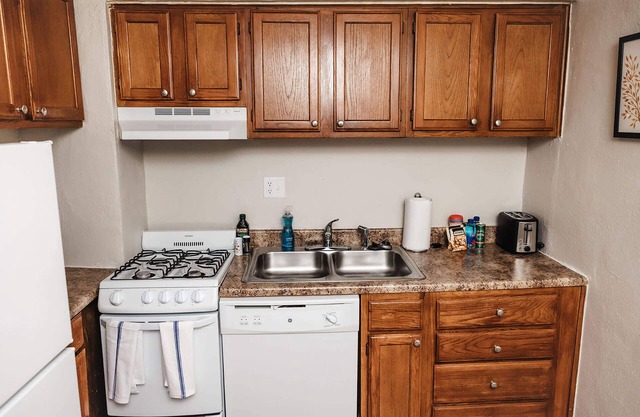 Convenient Apt W/shopping, Dining & Freeways