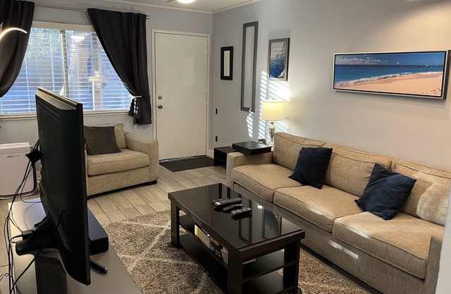 Convenient modern travelers ideal home close to downtown and fairgrounds!