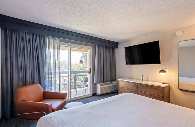 Convenient Stay! 2 Contemporary Units, Swimming Pool, Pet-friendly, Free Parking