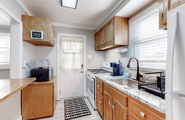 Conveniently Located House with Exclusive Parking, Minutes to Downtown Baltimore