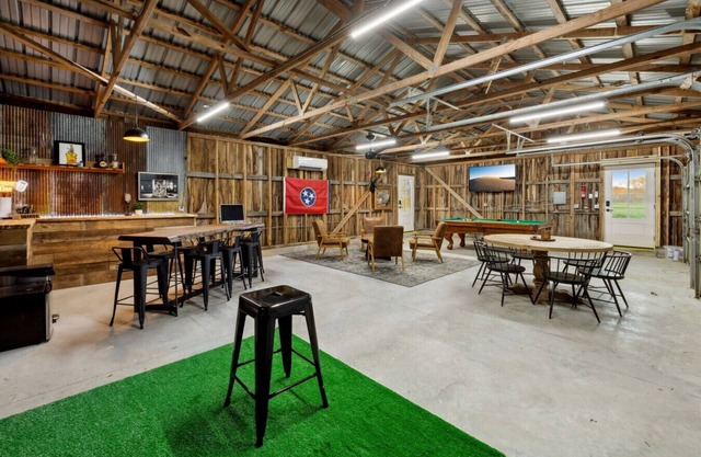 Converted MiniFarm North of Nashville 'The Hollow'