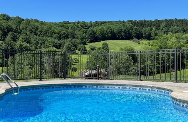 Coop Diamonds - Honey Joe Acres, sleeps 4, Private heated pool