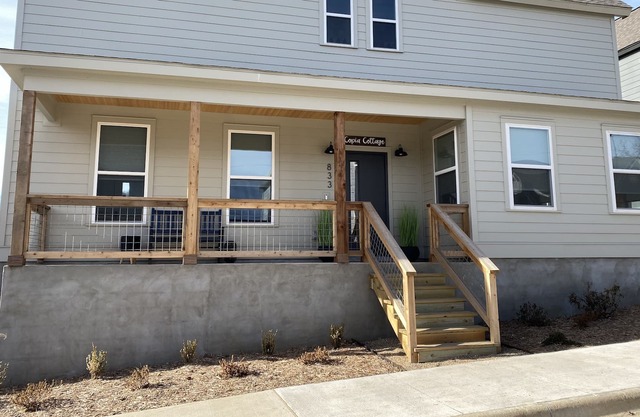 Copia Cottage - Backs up to Centennial Park/Close to U of A! Newly built!