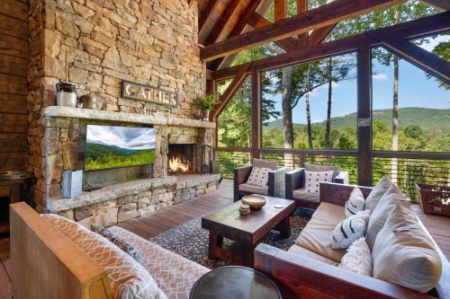 Copperline Lodge - Luxury Creekside Retreat
