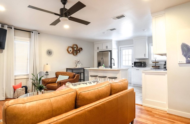 Coral Cottage by Park in Med Dst