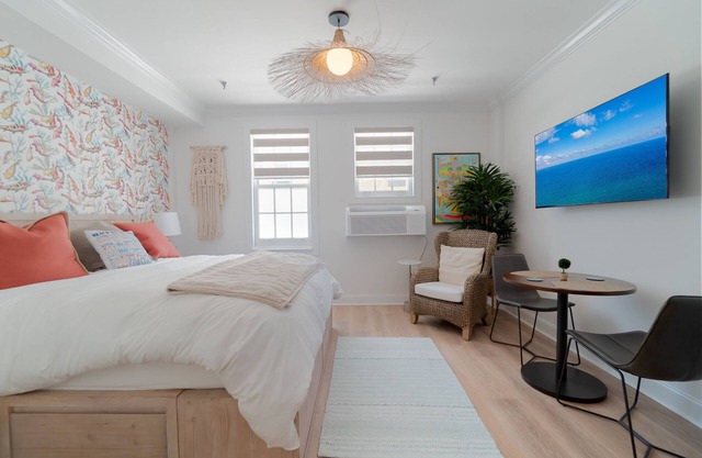 Coral Reef King Retro King Suite - near Beach