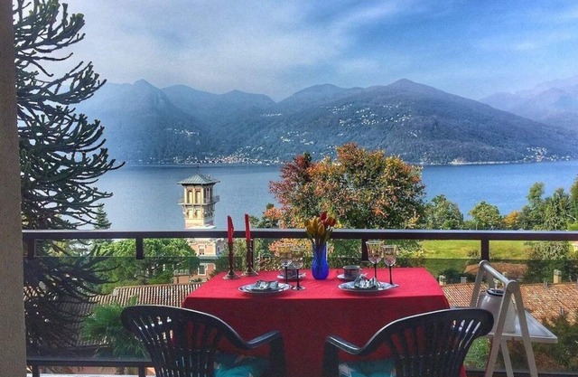 Cordelia 3 with lake view and pool