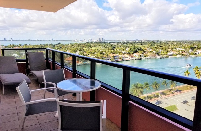 Corner 2.5 Br w/Balcony and Bay-City Views - 1620