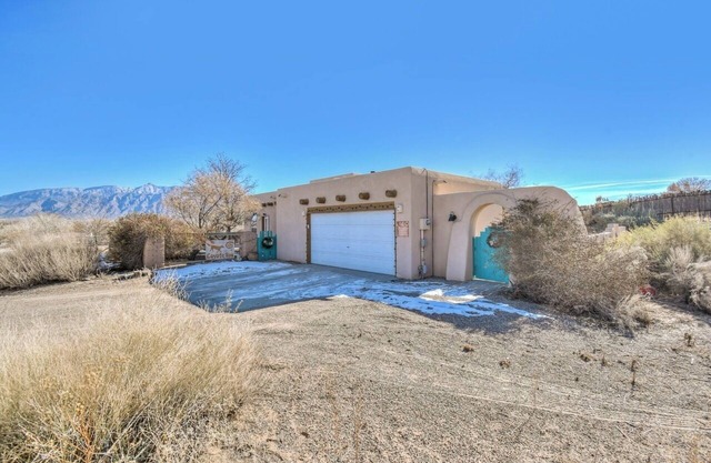 Corrales 2 bd/2b adobe house on a quiet, private road w/stunning mountain views