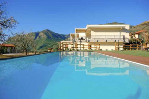 Costa Blu - Pool and terrace overlooking the lake