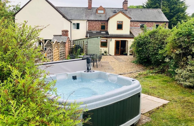 Cosy 18th century cottage. Pet friendly. Absolute tranquility!