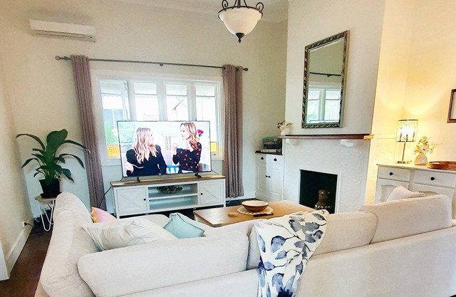Cosy, 1930's Country Style Cottage, Walking Distance From Town.