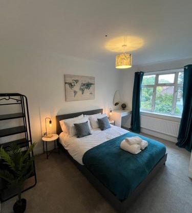 Cosy 2 Bed Maisonette near Heathrow & Windsor