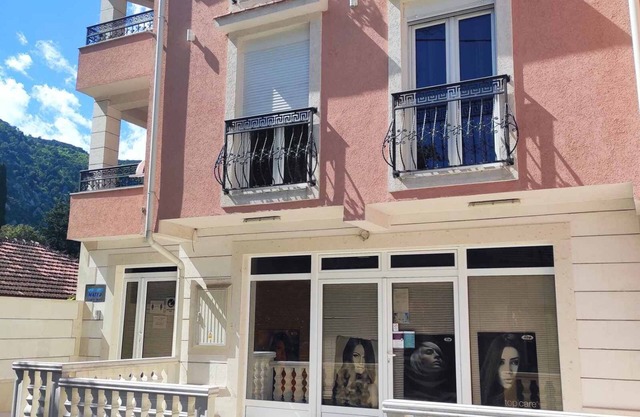 Cosy 2-bedroom apartment - free parking on premises