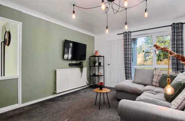 Cosy 2 bedroom flat, with parking & garden