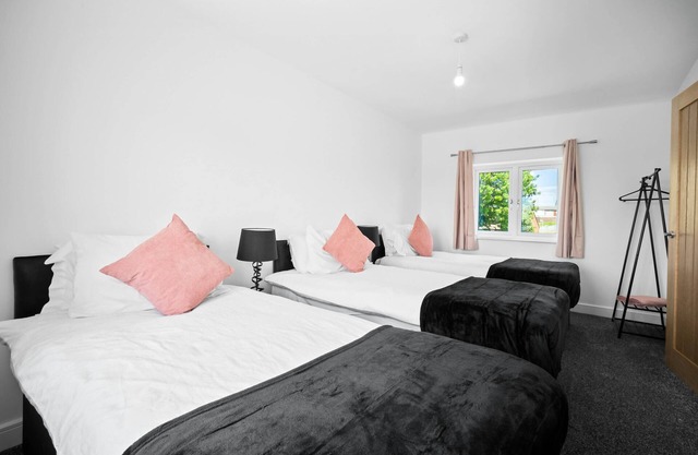 Cosy 3 Bed house,/Free Parking/Fast Wi-Fi/Sleeps 8