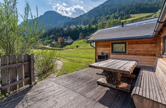 Cosy apartment for 4 people with WIFI, hot tub, TV, patio and parking
