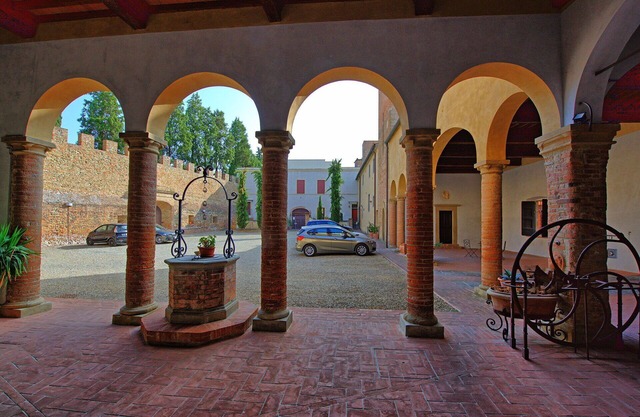 Cosy apartment for 4 guests with WIFI, A/C, TV, panoramic view and parking, close to San Gimignano