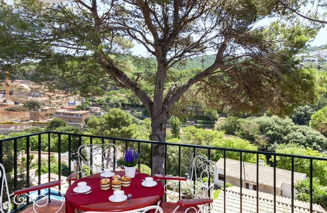 Cosy apartment for 4 guests with WIFI, TV, balcony and parking