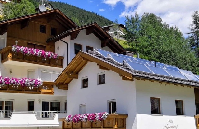 Cosy apartment for 5 guests with WIFI, TV, balcony and parking