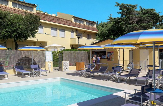 Cosy apartment for 8 people with WIFI, pool, A/C, TV, patio, pets allowed and parking