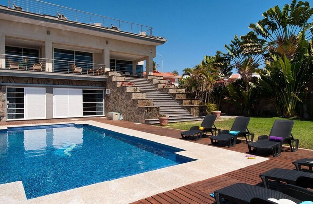 Cosy apartment in villa for 12 people with WIFI, private pool, TV and patio