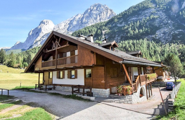 Cosy apartment in villa for 8 guests with WIFI, TV, balcony, pets allowed and parking