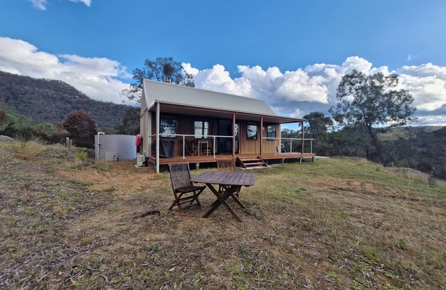 Cosy Cabin located in the Broke Valley approx 30 mins to Pokolbin & Wollombi