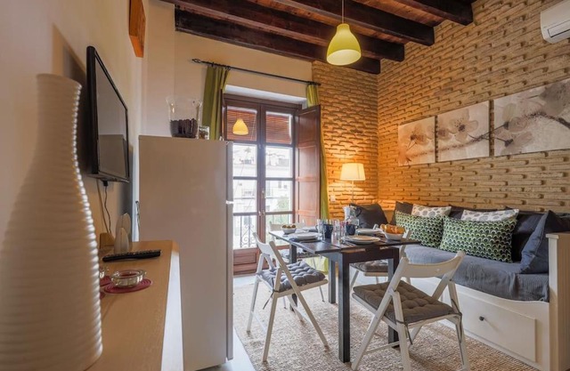 Cosy charming private 2-bedroom apartment with air-con in central Seville neighborhood