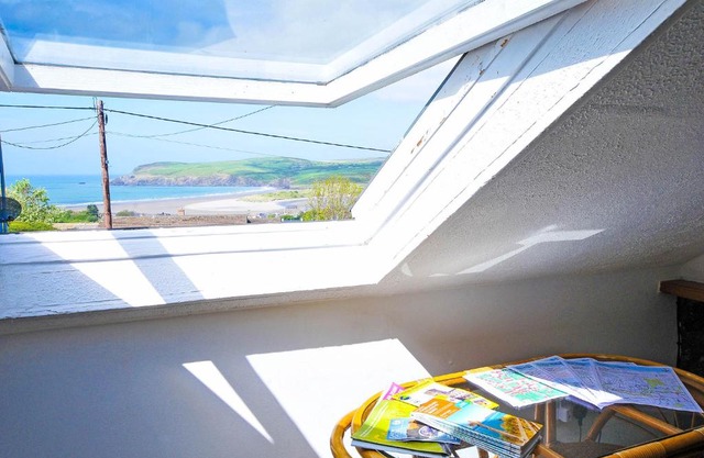 Cosy cottage for 2, sea views, large grounds. WiFi