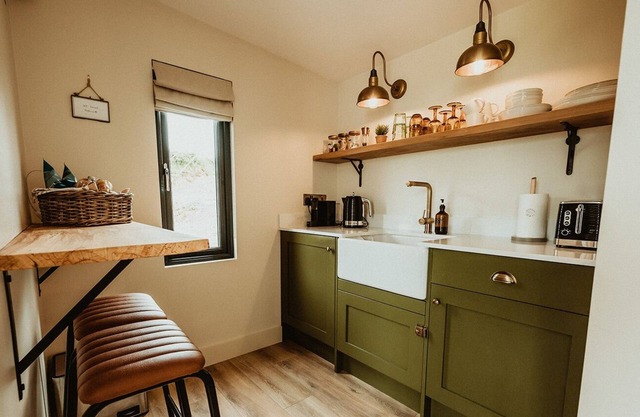 Cosy countryside Chalet with log burner and hot tub.