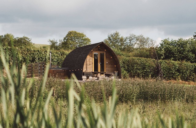 Cosy En-suite Glamping Cabin with Hot Tub