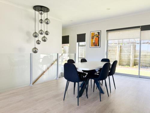 Cosy Luxe -Modern 3 bedroom home in Johnsonville