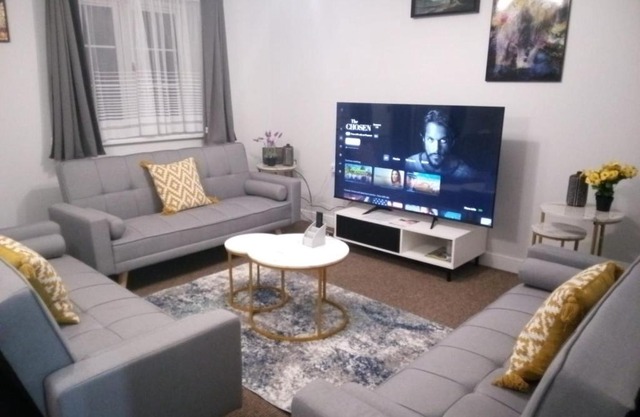 Cosy & Spacious 4 Bedroom House with Free Parking in Birmingham
