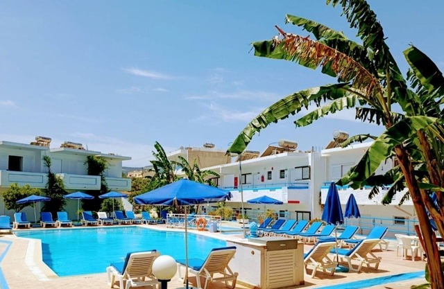 Cosy Studio 10 in residence with swimming pool!