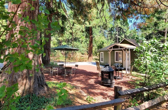 Cottage #1 with a Creek and Lake, 15 miles from Lassen NP