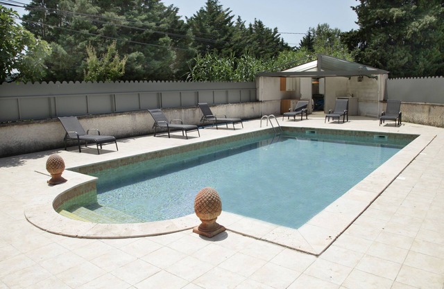 Cottage at the foot of the Alpilles for 4 people with swimming pool, surrounded by olive trees