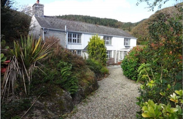 Cottage in private woodland next to estuary, sleeps up to 9