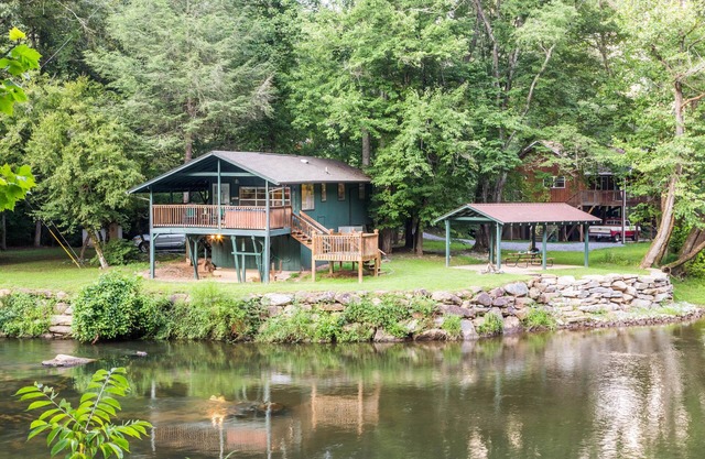 Cottage on the Tuckasegee River with firepit, picnic area, hot tub, & AC